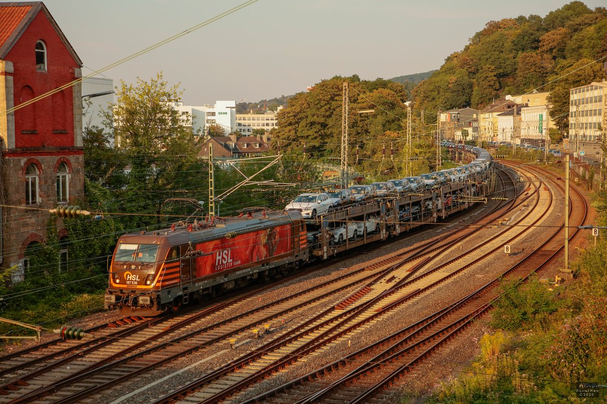 HSL 187 536  Löwe  mit Autotransportzug in Wuppertal, August 2020.