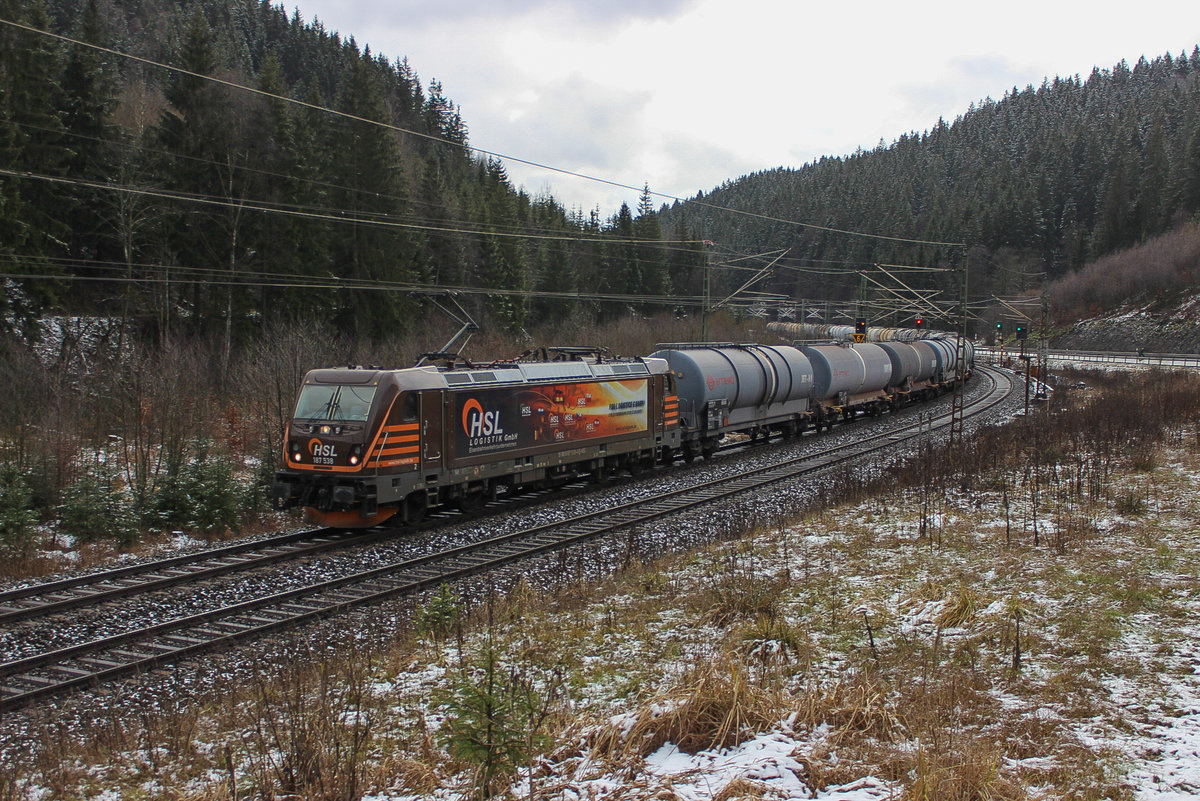 HSL 187 538 mit Kesselwagenzug vom Flughafen München nach Großkorbetha am 19.01.2020