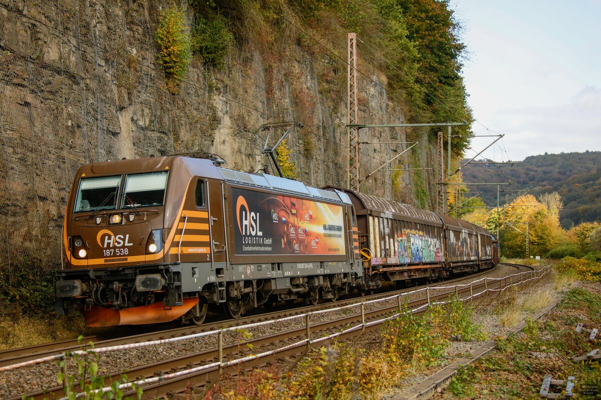 HSL 187 538 Werbelok mit Saarrailzug in Ennepetal, Oktober 2021.