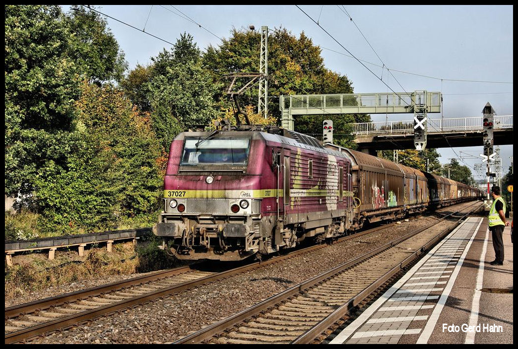 HSL 37927 kam am 27.9.2017 um  16.42 Uhr mit einem sehr langen Güterzug, bestehend aus Schiebewandwagen, in Richtung Münster fahrend durch den Bahnhof Hasbergen. Dort werden zur Zeit neue Signale aufgestellt, so dass der Bahnhof zukünftig von Osnabrück aus gesteuert werden kann. Dazu gehört u. a. auch der über dem Zug erkennbare neue Signalausleger.