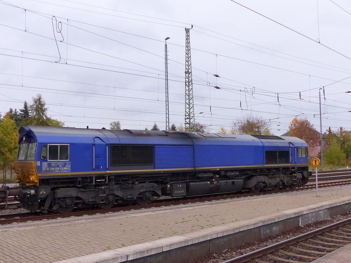 HSL 513-9 (92 80 1266 036-3 D-BRLL) mit Kesselwagen aus Emleben, am 30.10.2018 beim pausieren in Weimar.