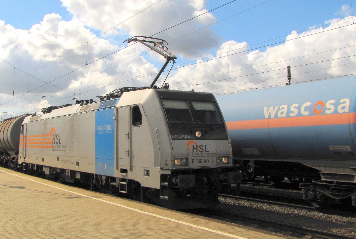 HSL E 186 147-5 mit Kesselwagen nach Seelze, am 08.09.2015 in Großkorbetha.