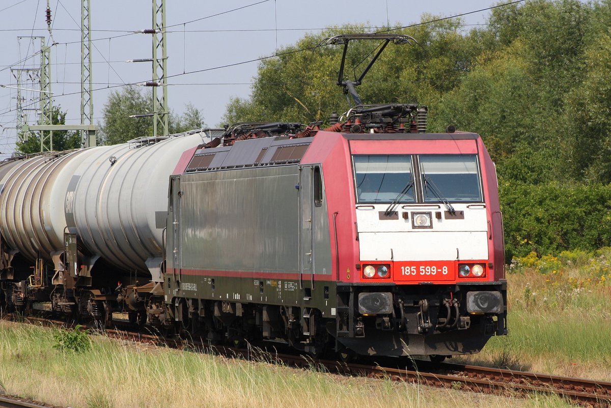HSL Folie ab / BRLL 185 599-8 mit Kesselwaggons für Anklam- Einfahrt von Rostock kommend auf 3 am 10.08.2020. Ich stehe am Ende vom Bahnsteig an Gleis 2. 