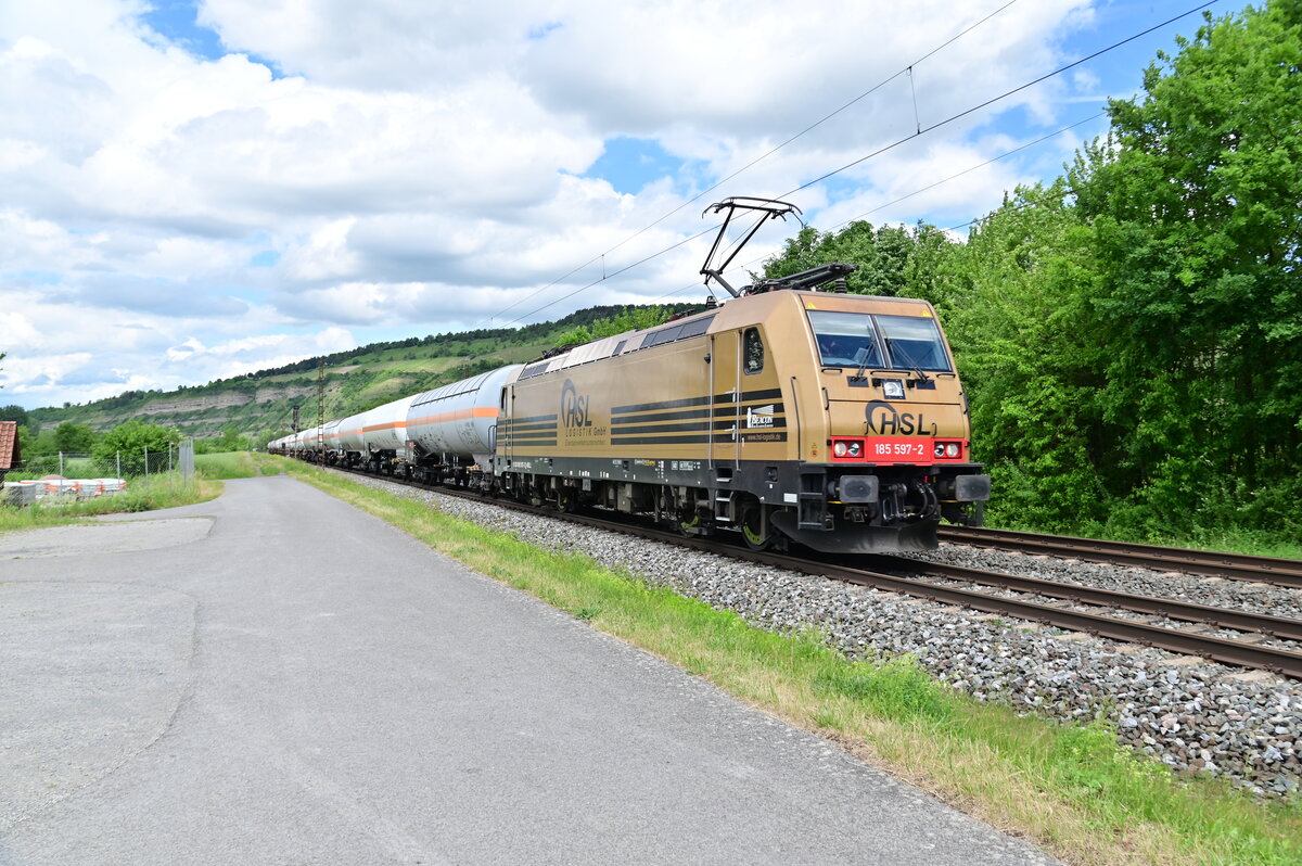 HSL Goldi/185 597-2 mit Gas-Kesselwagen gen Würzburg fahrend in Thüngersheim am 24.5 2022