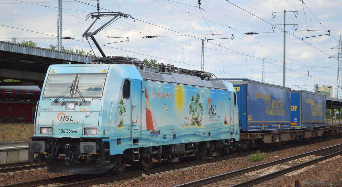 HSL - HSL Logistik GmbH, Hamburg-Tiefstack [D] mit  186 364-6   [NVR-Nummer: 91 80 6186 364-6 D-AKIEM] und Taschenwagenzug aus Rostock am 20.08.20 Durchfahrt Bf. Flughafen Berlin Schönefeld.