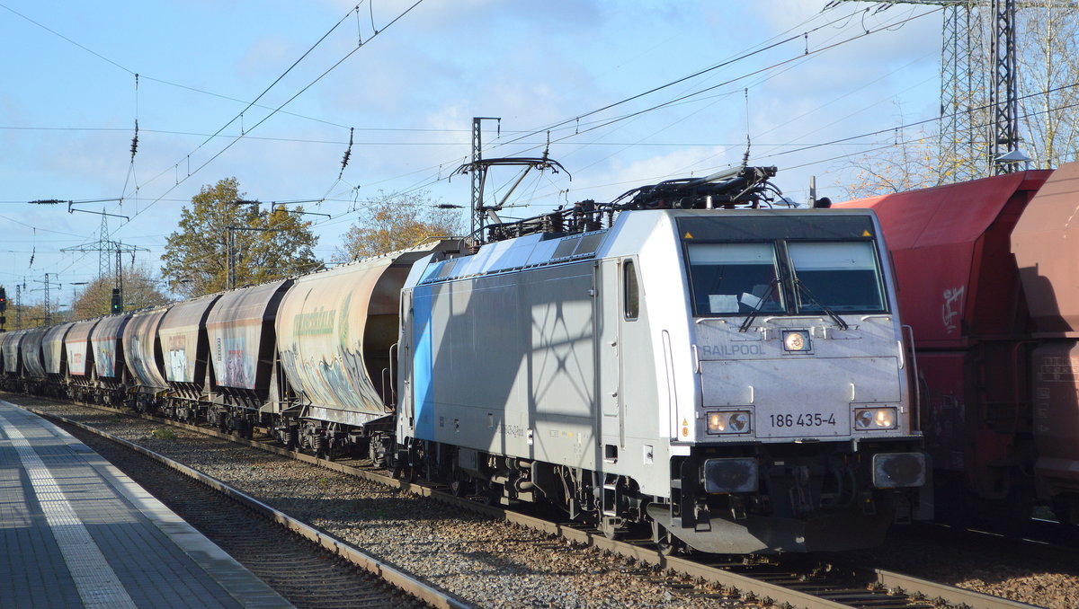 HSL - HSL Logistik GmbH, Hamburg-Tiefstack [D] mit  186 435-4  [NVR-Nummer: 91 80 6186 435-4 D-Rpool] und Getreidezug am 05.11.20 Bf. Saarmund.