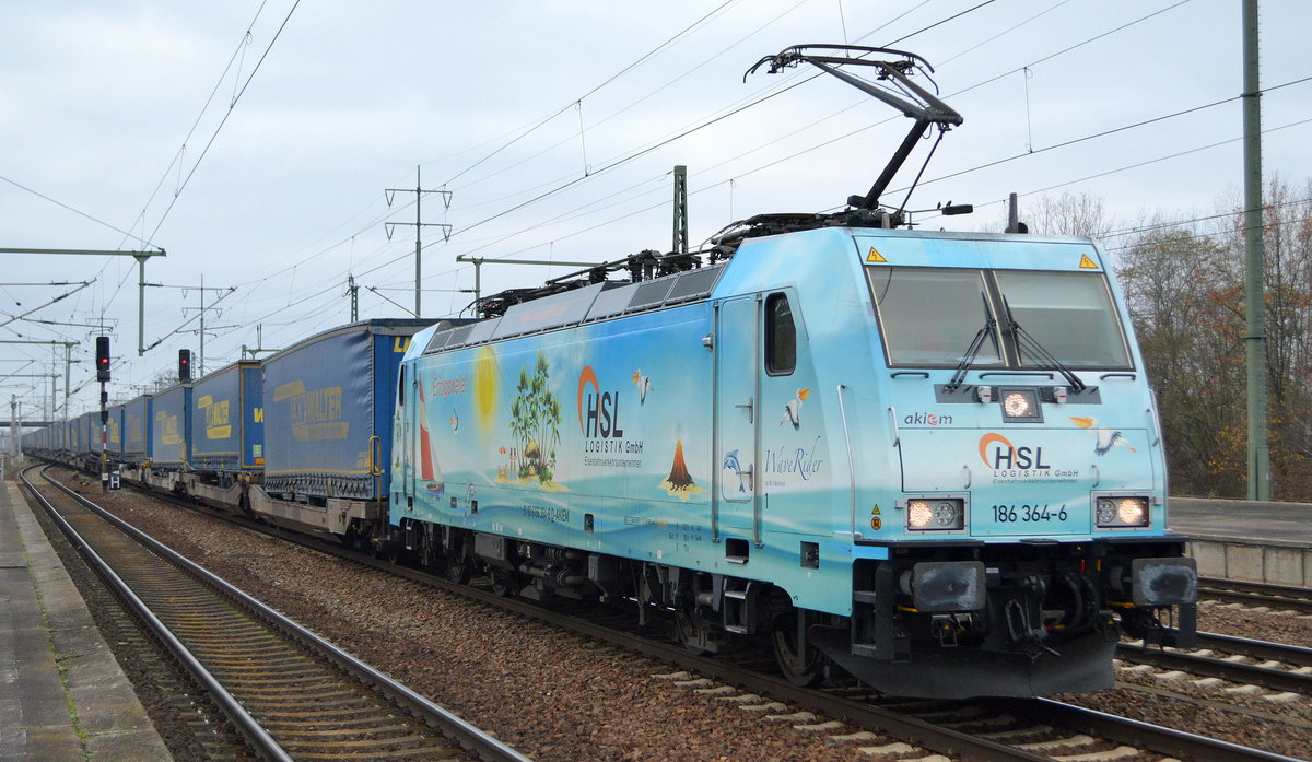 HSL - HSL Logistik GmbH, Hamburg-Tiefstack [D] mit ihrem Wellereiter  186 364-6  [NVR-Nummer: 91 80 6186 364-6 D-AKIEM] und einem Taschenwagenzug Richtung Rostock am 28.11.20 Bhf. BER Terminal 5.
