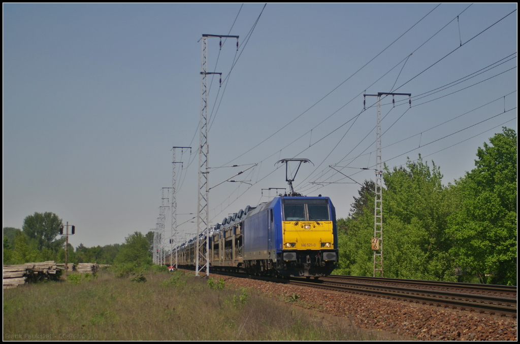 HSL Logistik 146 521 fuhr am 19.05.2017 mit dem BLG-Autotransport und neuen Autos durch die Berliner Wuhlheide (Standort öffentlich zugänglich)