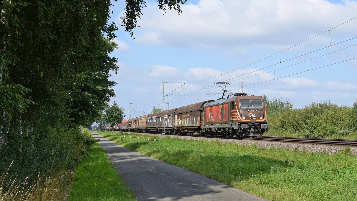 HSL Logistik 187 536 mit Saarrailzug DGS 69471 Brake (Weser) - Neunkirchen (Saar) Hbf (zwischen Lembruch und Diepholz, 01.09.2021).