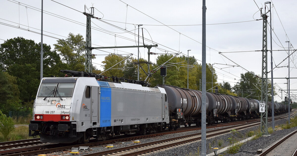  HSL Logistik GmbH, Hamburg [D] mit der Railpool Lok  186 257  [NVR-Nummer: 91 80 6186 257-2 D-Rpool] und einem Kesselwagenzug am 18.09.23 Höhe Bahnhof Leipzig-Thekla.