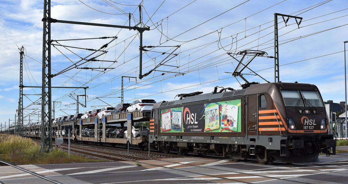  HSL Logistik GmbH, Hamburg [D] mit ihrer  187 537  [NVR-Nummer: 91 80 6187 537-6 D-HSL) und einem PKW-Transportzug am 20.09.23 Höhe Bahnhof Rodleben.