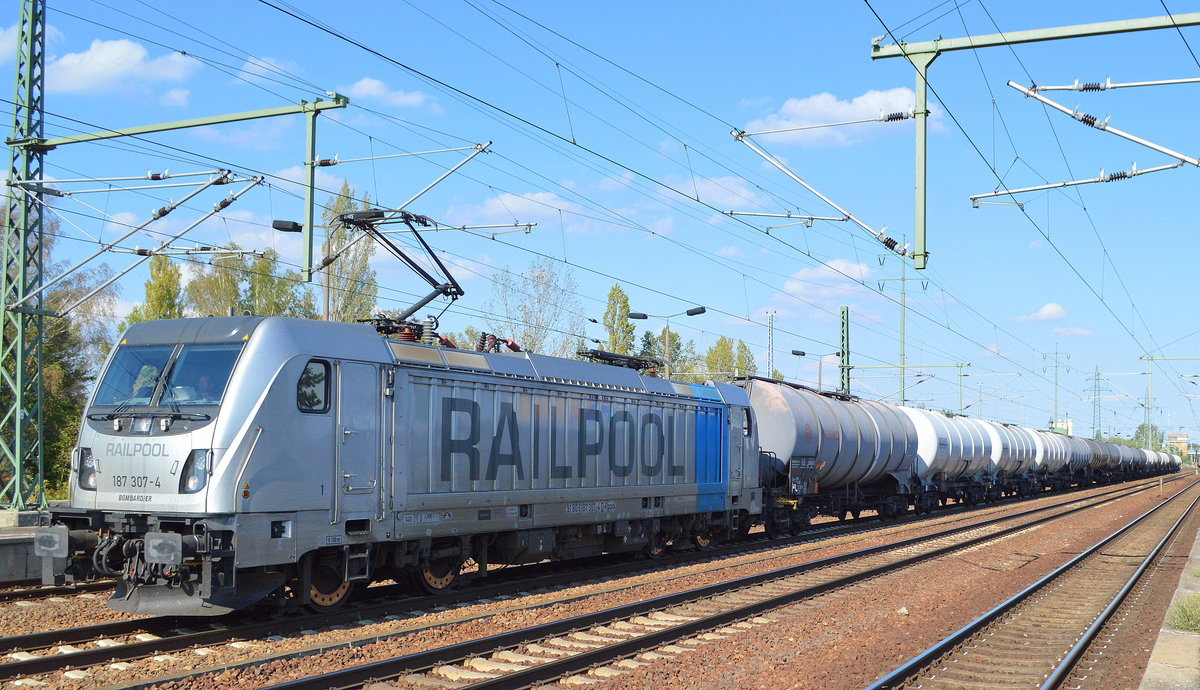 HSL Logistik GmbH, Hamburg [D] mir der Rpool  187 307-4  [NVR-Nummer: 91 80 6187 307-4 D-Rpool] und Kesselwagenzug (Erdöldestillate, N.A.G. oder Erdölprodukte, N.A.G.) ab Stendell Richtung? am 11.09.19 Bahnhof Fluhafen Berlin Schönefeld.