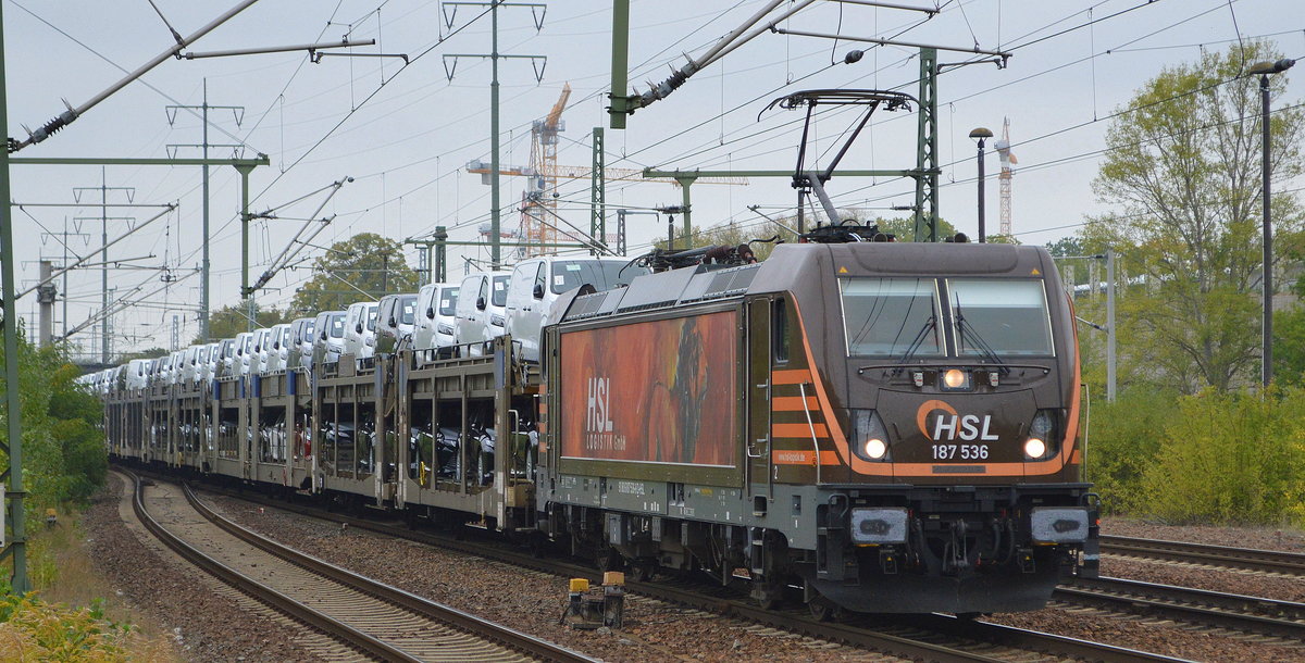 HSL Logistik GmbH, Hamburg [D] mit  187 536  [NVR-Nummer: 91 80 6187 536-8 D-HSL] und PKW-Transportzug (fabrikneue TOYOTA Modelle) am 24.09.19 Durchfahrt Bahnhof Flughafen Berlin Schönefeld Richtung Frankfurt/Oder. 