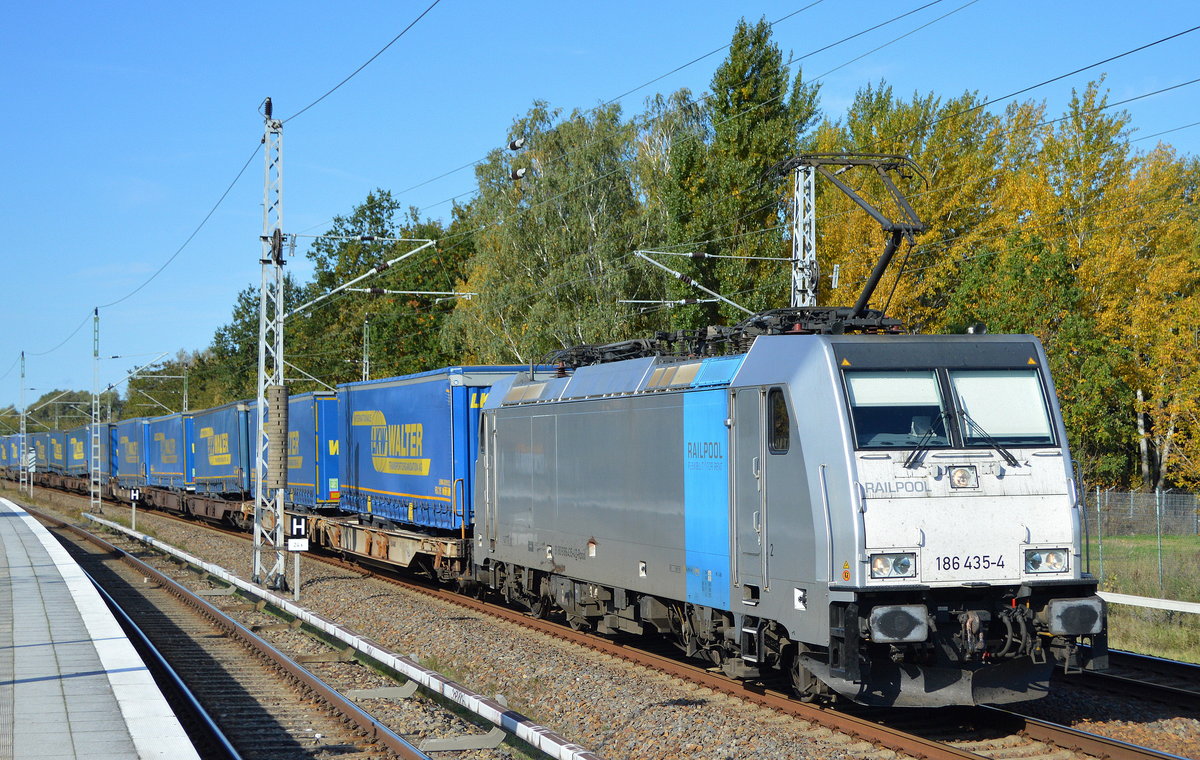 HSL Logistik GmbH, Hamburg [D] mit der Railpool Leasinglok  186 435-4  [NVR-Nummer: 91 80 6186 435-4 D-Rpool] und Taschenwagenzug ab Rostock am 14.10.19 Berliner Außenring Höhe Mönchmühle bei Berlin.