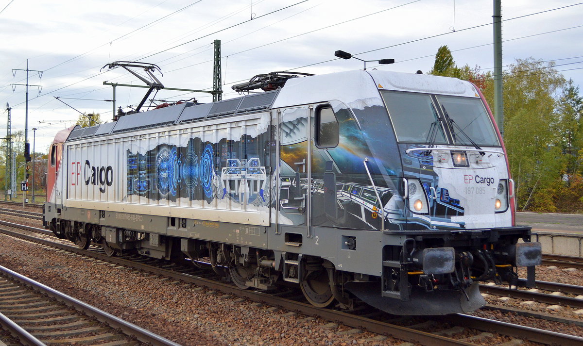 HSL Logistik GmbH, Hamburg [D] mit der Lok von der EP Cargo Deutschland GmbH, Berlin [D]  187 085  [NVR-Nummer: 91 80 6187 085-6 D-EPCD] am 17.10.19 Durchfahrt Bf. Flughafen Berlin Schönefeld.