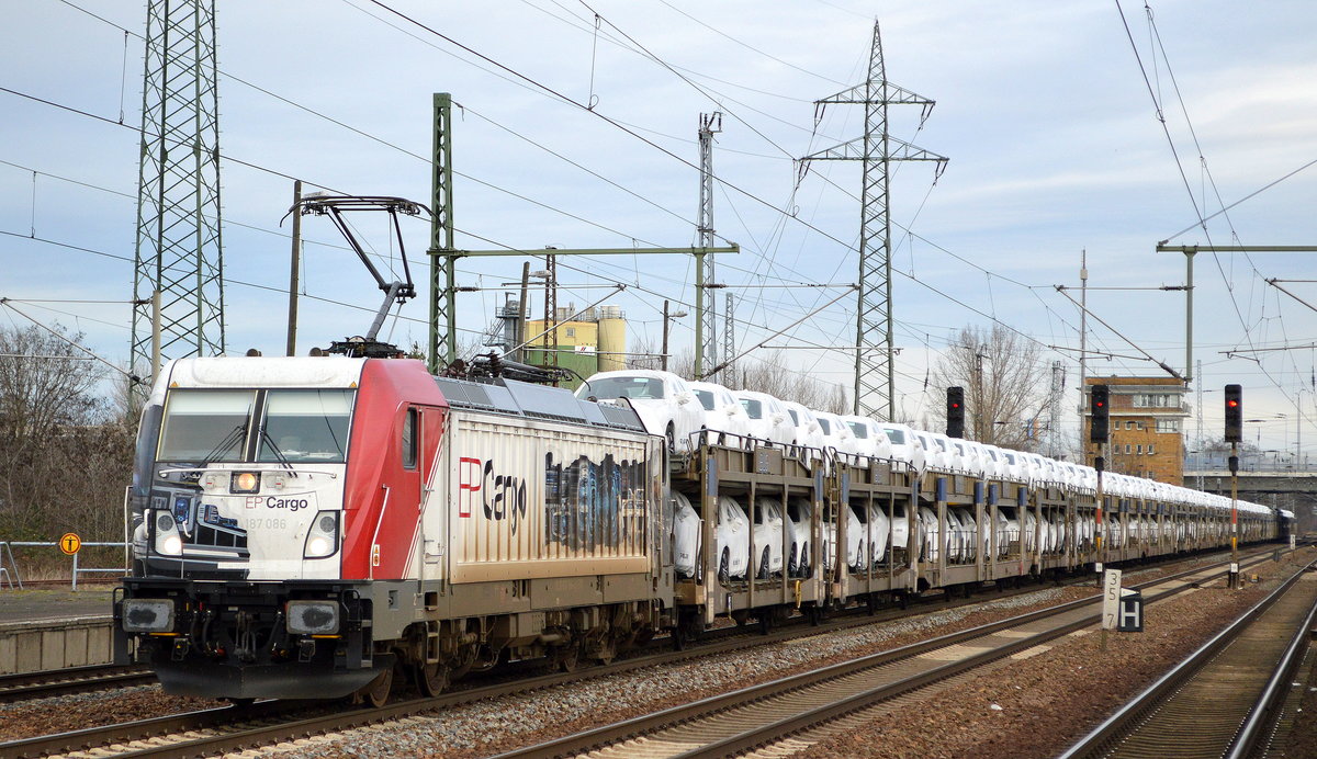 HSL Logistik GmbH, Hamburg [D] mit der EP Cargo Deutschland GmbH Lok  187 086  [NVR-Nummer: 91 80 6187 086-4 D-EPCD) und einem PKW-Transportzug mit fabrikneuen VOLVO PKW-Modellen in Folie eingepackt am 14.01.20 Durchfahrt Bf. Flughafen Berlin Schönefeld. Diese PKW Transportleistung war neu vor Ort, bisher hier noch nie gesichtet.