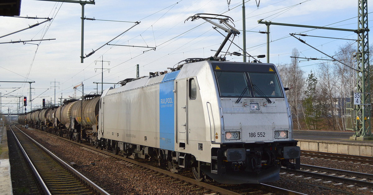 HSL Logistik GmbH, Hamburg [D] mit der recht neuen Railpool Lok  186 552  [NVR-Number: 91 80 6186 552-8 D-Rpool] und Kesselwagenzug (leer) Richtung Stendel am 18.01.20 Bf. Flughafen Berlin Schönefeld.
