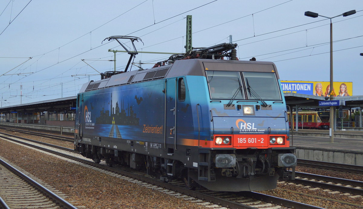 HSL Logistik GmbH, Hamburg [D] mit  185 601-2  [NVR-Nummer: 91 80 6185 601-2 D-BRLL] am 18.01.20 Durchfahrt Bf. Flughafen Berlin Schönefeld.