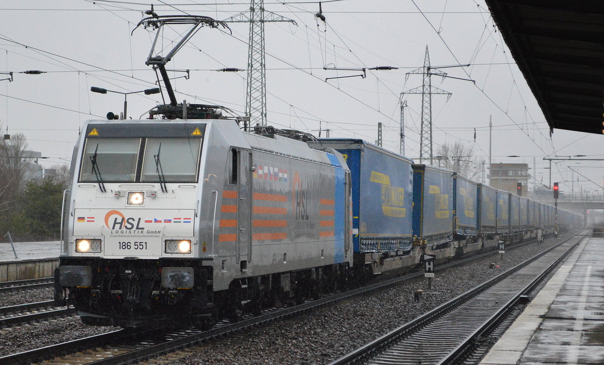 HSL Logistik GmbH, Hamburg [D] mit der relativ neuen Railpool  186 551  [NVR-Nummer: 91 80 6186 551-8 D-Rpool] und Taschenwagenzug am 28.01.20 Durchfahrt Bf. Flughafen Berlin Schönefeld. 