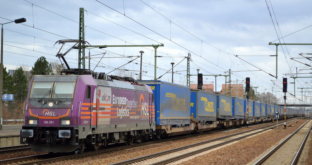 HSL Logistik GmbH, Hamburg [D] mit  186 383-6  [NVR-Nummer: 91 80 6186 383-6 D-AKIEM] und Taschenwagenzug Richtung Rostock am 11.02.20 Bf. Flughafen Berlin Schönefeld. 