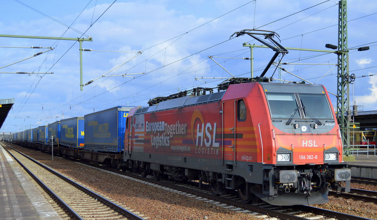 HSL Logistik GmbH, Hamburg [D] mit  186 382-8  [NVR-Nummer: 91 80 6186 382-8 D-AKIEM] und einem Taschenwagenzug am 27.02.20 Durchfahrt Bf. Flughafen Berlin Schönefeld.