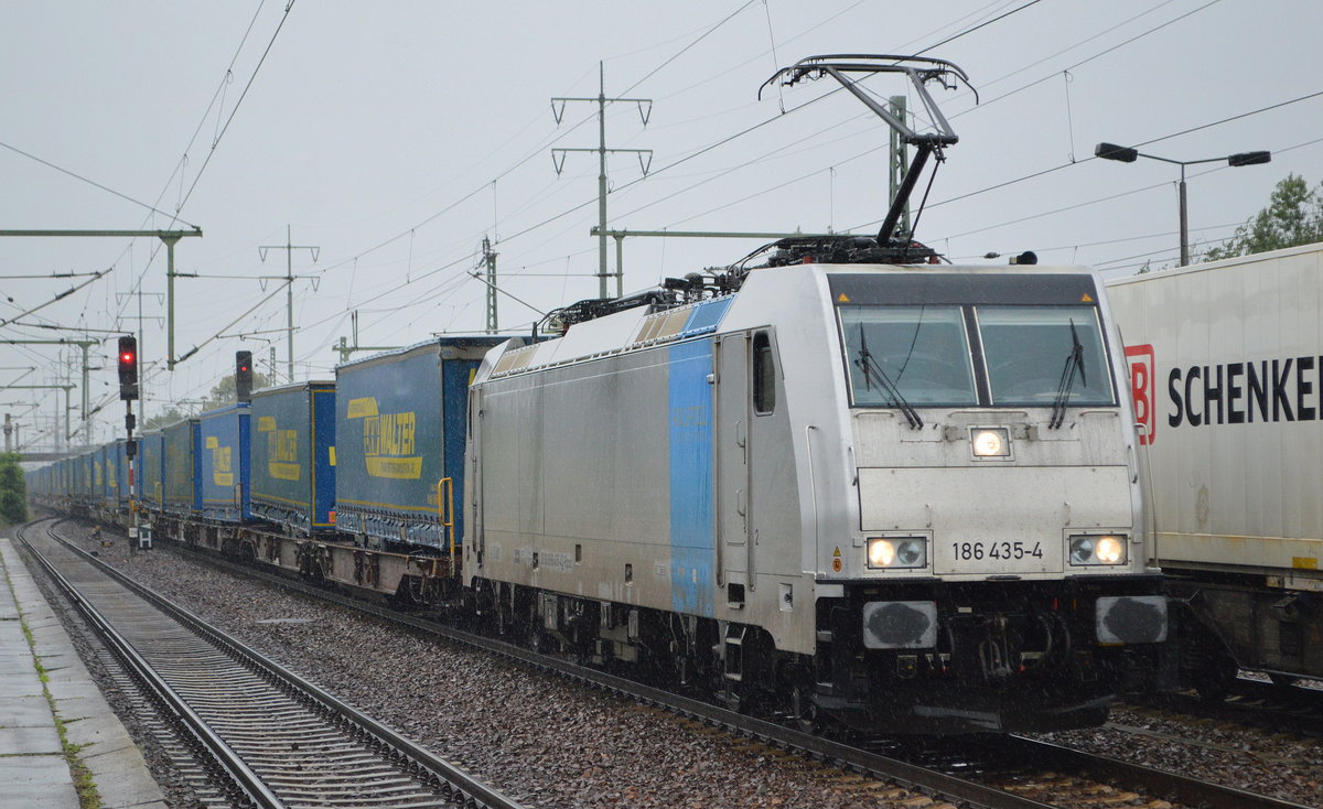 HSL Logistik GmbH, Hamburg [D] mit  186 435-4  [NVR-Nummer: 91 80 6186 435-4 D-Rpool] und Taschenwagenzug am 09.07.20 Richtung Rostock Durchfahrt Bf. Flughafen Berlin Schönefeld. 