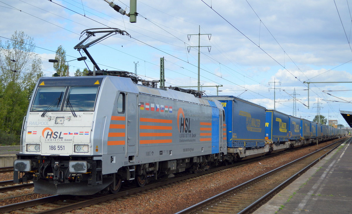 HSL Logistik GmbH, Hamburg [D] mit der Railpool Lok  186 551  [NVR-Nummer: 91 80 6186 551-8 D-Rpool] und Taschenwagenzug aus Rostock am 10.09.20 Bf. Flughafen Berlin Schönefeld.