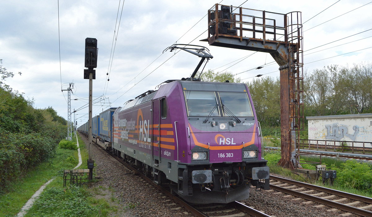 HSL Logistik GmbH, Hamburg [D] mit  186 383  [NVR-Nummer: 91 80 6186 383-6 D-AKIEM] und Taschenwagenzug aus Rostock am 09.09.20 Durchfahrt Bf. Berlin Hohenschönhausen.