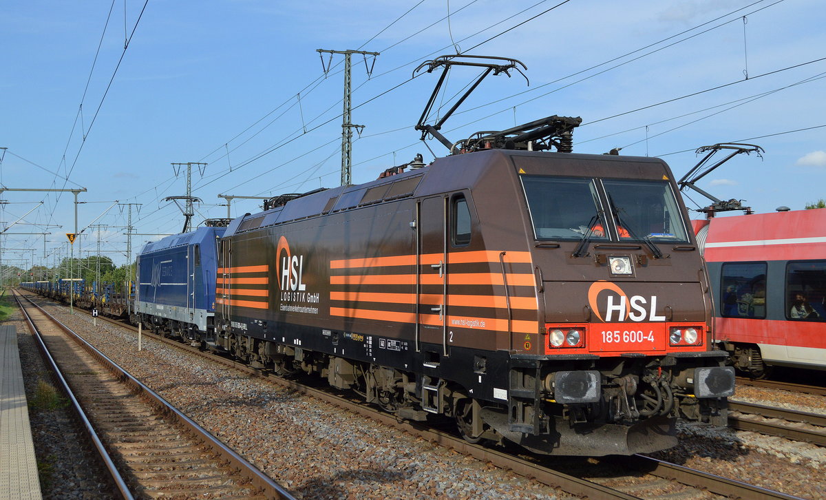 HSL Logistik GmbH, Hamburg [D] mit der Doppeltraktion   185 600-4   [NVR-Nummer: 91 80 6185 600-4 D-BRLL +  185 642-6  [NVR-Nummer: 91 80 6185 642-6 D-MGW] mit einem Güterzug für Langschienen-Transporte (leer) am 24.09.20 Bf. Golm (Potsdam).