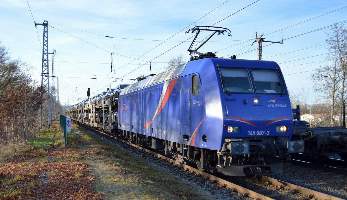 HSL Logistik GmbH, Hamburg [D] mit  145 087-3  [NVR-Nummer: 91 80 6145 087-3 D-SRI] und PKW-Transportzug am 18.12.20 Durchfahrt Bf. Saarmund. 