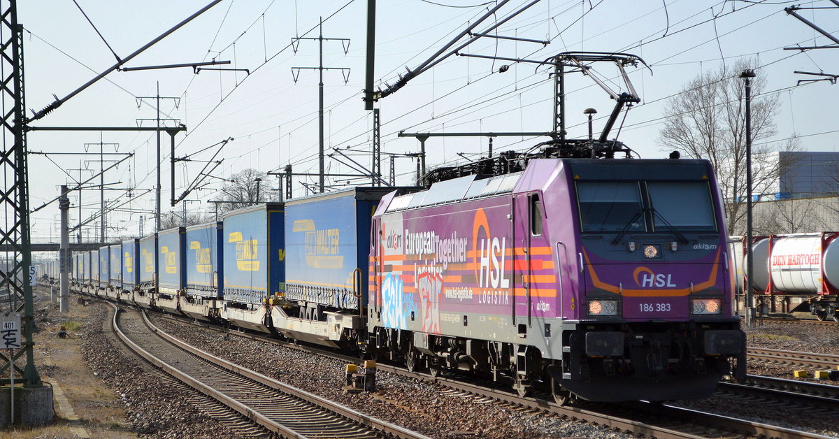 HSL Logistik GmbH, Hamburg [D] mit  186 383   [NVR-Numer: 91 80 6186 383-6 D-AKIEM] und Taschenwagenzug Richtung Rostock am 25.02.21 Durchfahrt BF. Flughafen BER Terminal 5.