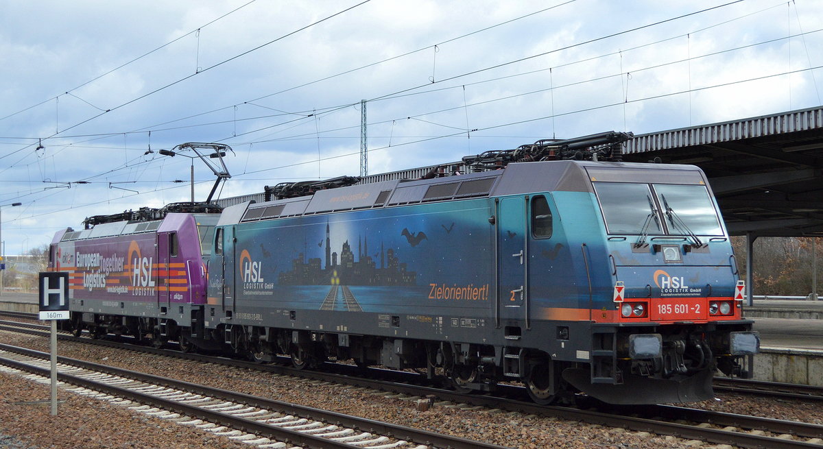HSL Logistik GmbH, Hamburg [D] mit einem Lokzug  mit  185 601-2  [NVR-Nummer: 91 80 6185 601-2 D-BRLL] am Haken von 186 383-6   [NVR-Nummer: 91 80 6186 383-6 D-AKIEM] am 16.03.21 Durchfahrt Bf. Flughafen BER Terminal 5.