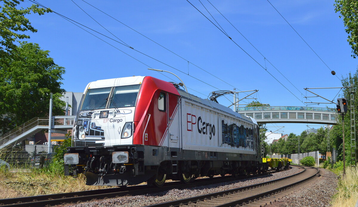 HSL Logistik GmbH, Hamburg [D] mit der EP Cargo Lok  187 086   [NVR-Nummer: 91 80 6187 086-4 D-EPCD] verlässt den Hamburger Hafen mit leeren Containertragwagen, hier am 16.06.21 Hamburg-Harburg.