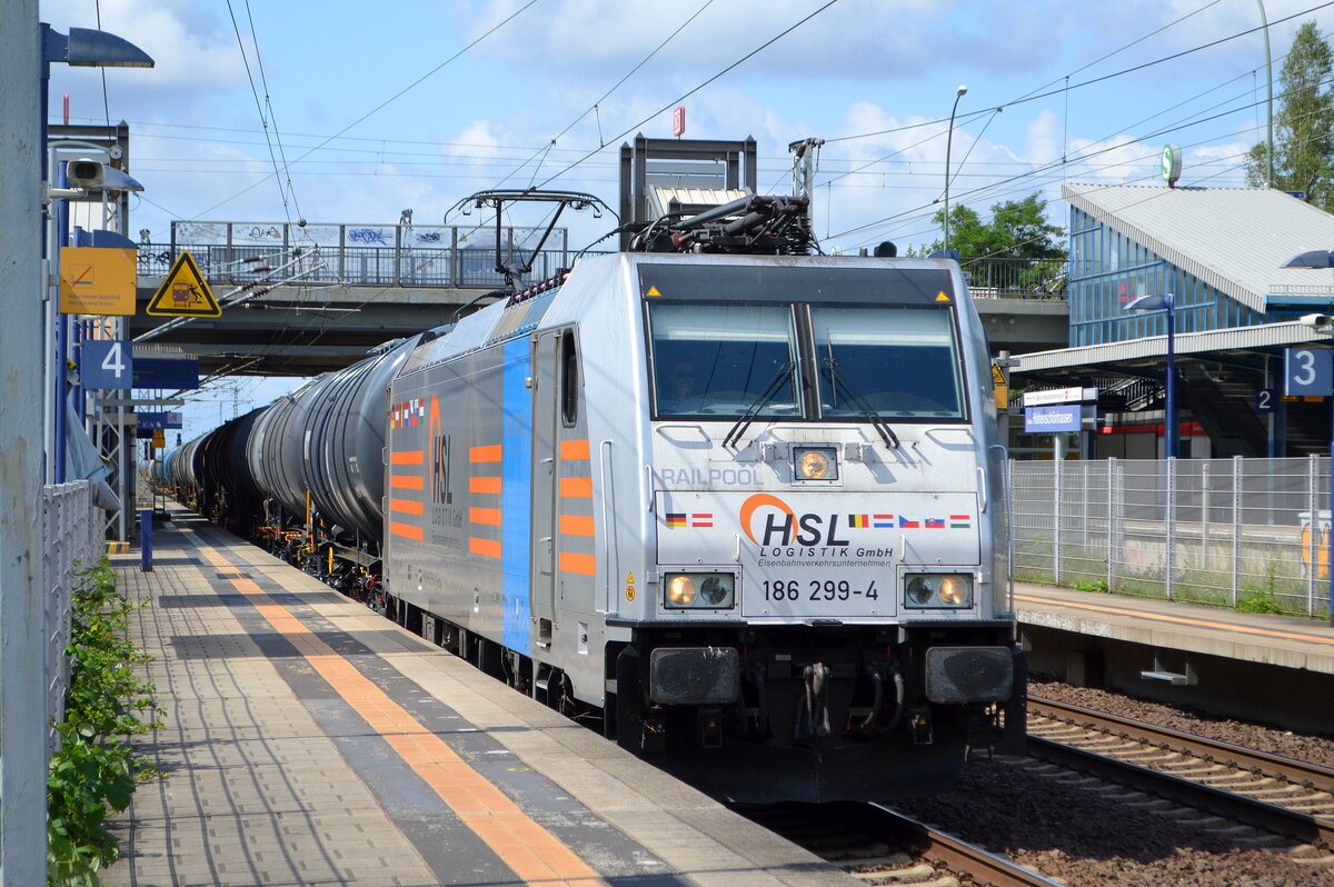HSL Logistik GmbH, Hamburg [D] mit  186 299-4  [NVR-Nummer: 91 80 6186 299-4 D-Rpool] und Kesselwagenzug am 20.07.21 Durchfahrt Bf. Berlin Hohenschönhausen.
