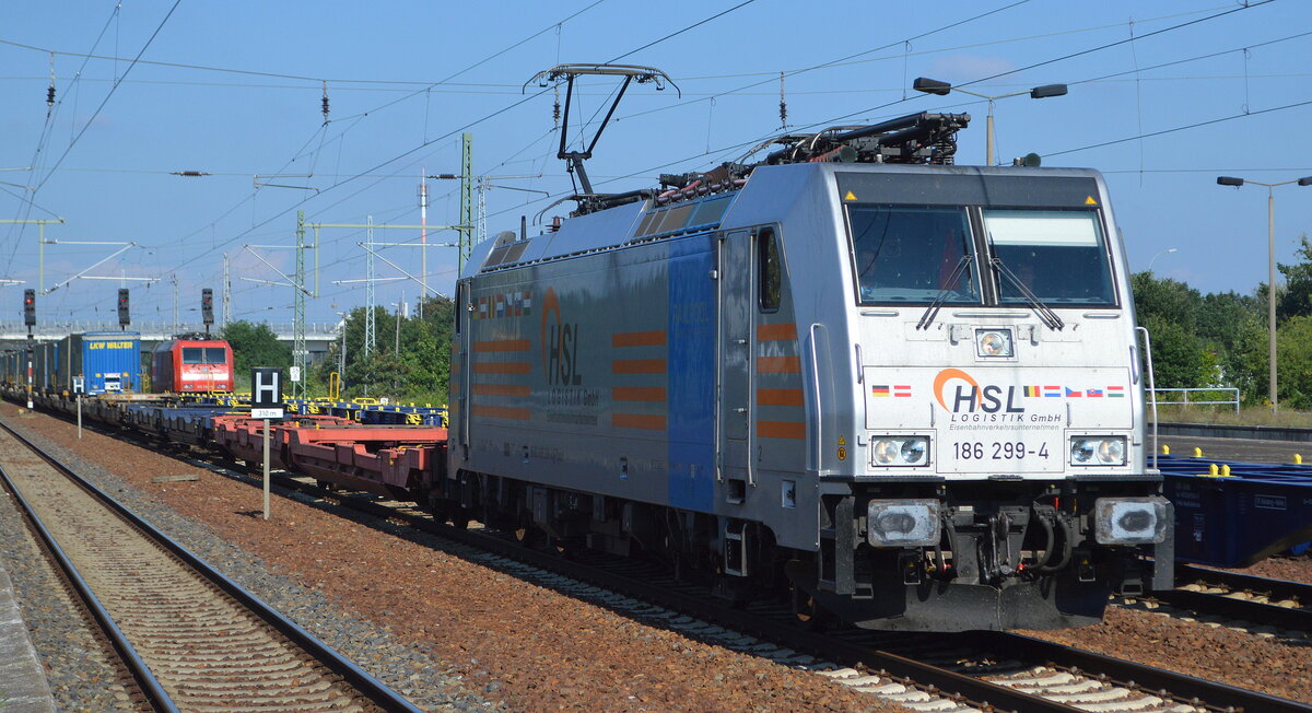 HSL Logistik GmbH, Hamburg [D] mit  186 299-4  [NVR-Nummer: 91 80 6186 299-4 D-Rpool] und Taschenwagenzug aus Rostock am 02.09.21 Durchfahrt Bf. Flughafen BER-Terminal 5.