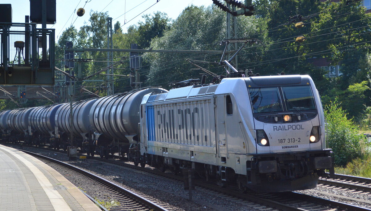 HSL Logistik GmbH, Hamburg [D] mit  187 313-2  [NVR-Nummer: 91 80 6187 313-2 D-Rpool] und Kesselwagenzug Durchfahrt Bf. Hamburg-Harburg.