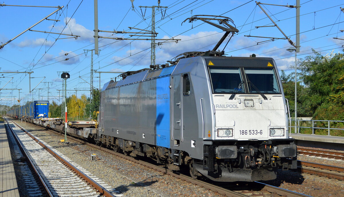HSL Logistik GmbH, Hamburg [D] mit der Railpool Lok  186 533-6  [NVR-Nummer: 91 80 6186 533-6 D-RPOOL] und KLV- Zug am 13.10.21 Durchfahrt Bf. Golm (Potsdam). 
