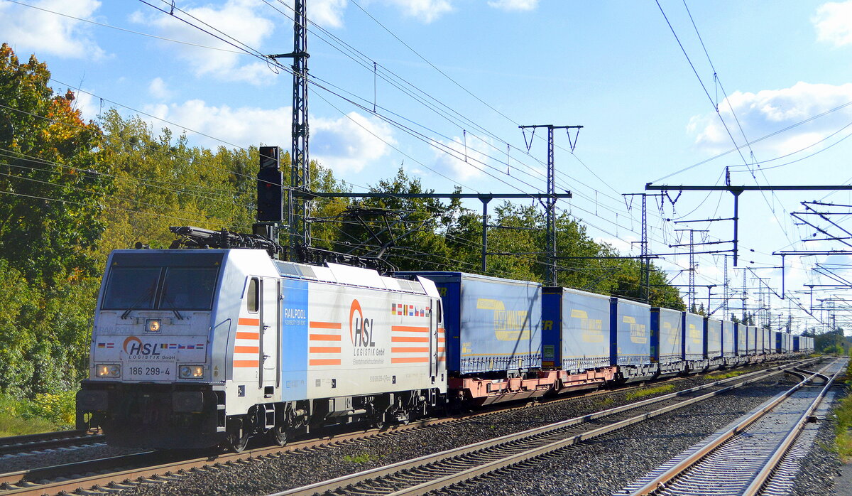 HSL Logistik GmbH, Hamburg [D]  mit der Railpool Lok  186 299-4  [NVR-Nummer: 91 80 6186 299-4 D-Rpool] und KLV-Zug am 13.10.21 Durchfahrt Bf. Golm (Potsdam).