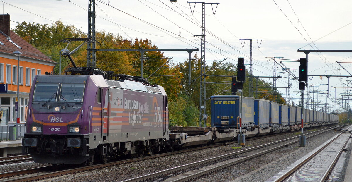 HSL Logistik GmbH, Hamburg [D] mit  186 383  [NVR-Nummr: 91 80 6186 383-6 D-AKIEM] und KLV-Zug am 20.10.21 Durchfahrt Bf. Golm (Potsdam).