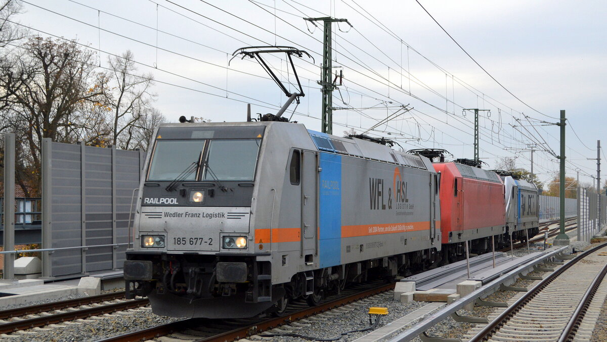 HSL Logistik GmbH, Hamburg [D] mit einem Lokzug mit  185 677-2  [NVR-Nummer: 91 80 6185 677-2 D-Rpool] mit einer von den roten 145´er BRLL Loks  145 ???  +  187 343-9  [NVR-Nummer: 91 80 6187 343-9 D-Rpool] am Haken am 01.11.21 Berlin Karow.