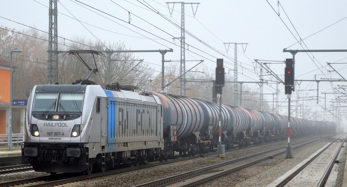 HSL Logistik GmbH, Hamburg [D] mit  187 307-4  [NVR-Nummer: 91 80 6187 307-4 D-Rpool] mit Kesselwagenzug am 11.11.21 Durchfahrt Bf. Golm.