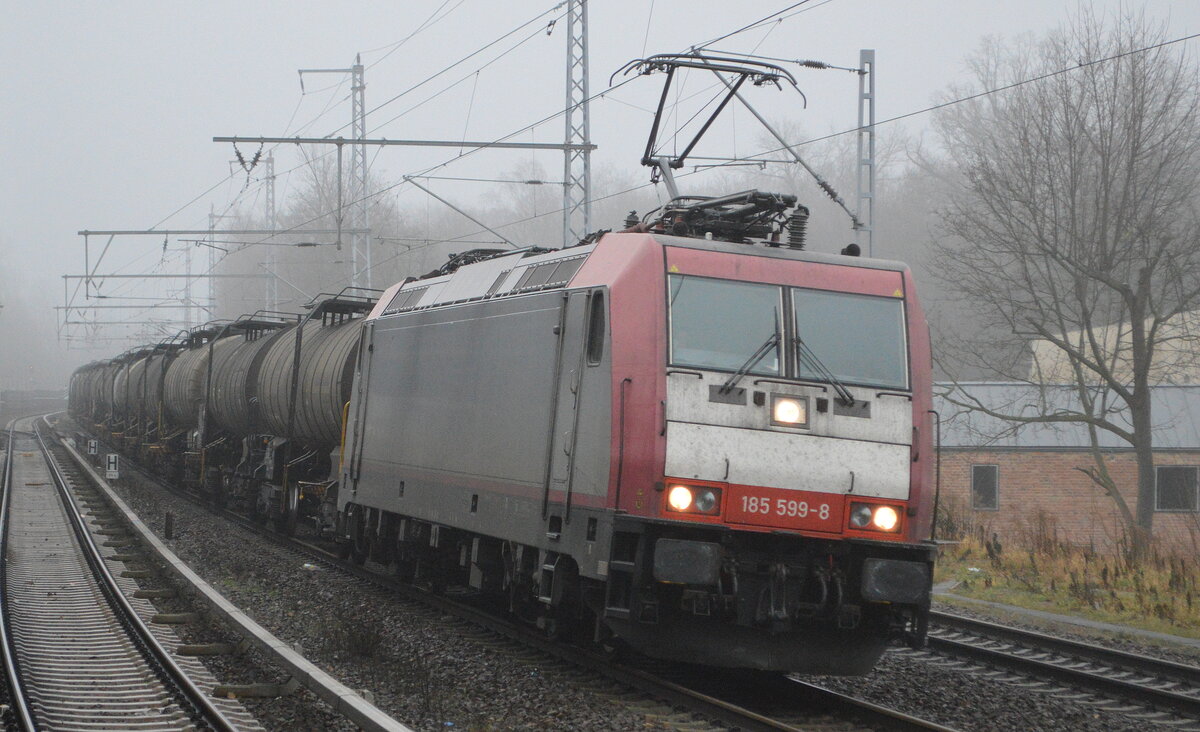 HSL Logistik GmbH, Hamburg [D] mit  185 599-8  [NVR-Nummer: 91 80 6185 599-8 D-BRLL] und einem Kesselwagenzug (für geschmolzenes Schwefel) am 12.01.22 Berlin Buch.