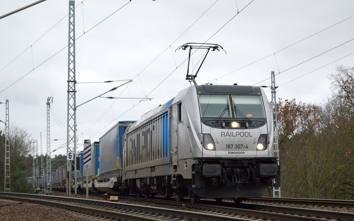 HSL Logistik GmbH, Hamburg [D] mit der Railpool Lok  187 307-4  [NVR-Nummer: 91 80 6187 307-4 D-Rpool] Richtung Rostock-Seehafen am 24.01.22 Berlin Wuhlheide.
