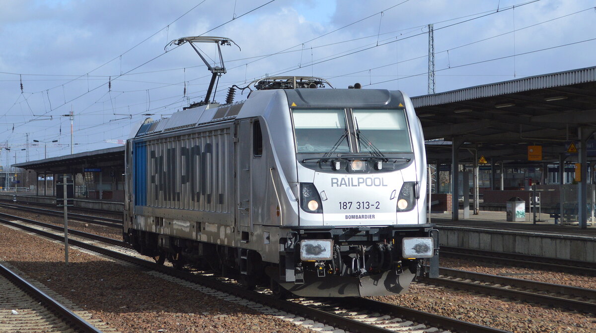 HSL Logistik GmbH, Hamburg [D] mit  187 313-2  [NVR-Nummer: 91 80 6187 313-2 D-Rpool] am 07.02.22 Durchfahrt Bf. Flughafen BER - Terminal 5.