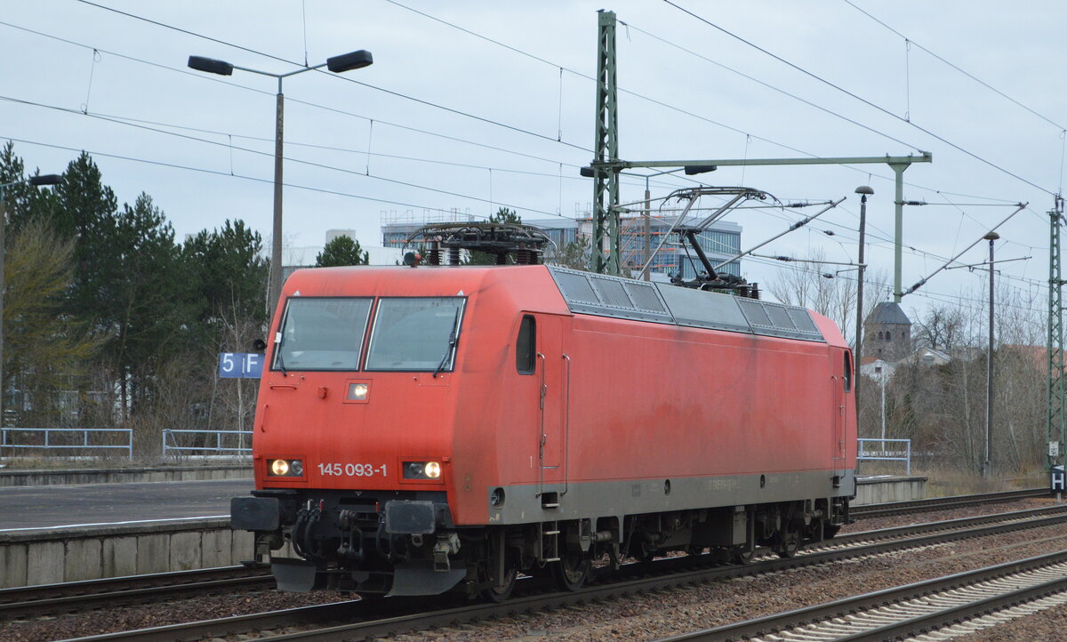 HSL Logistik GmbH, Hamburg [D] mit  145 093-1  [NVR-Nummer: 91 80 6145 093-1 D-BRLL] am 09.02.22 Durchfahrt Bf. Flughafen BER - Terminal 5.