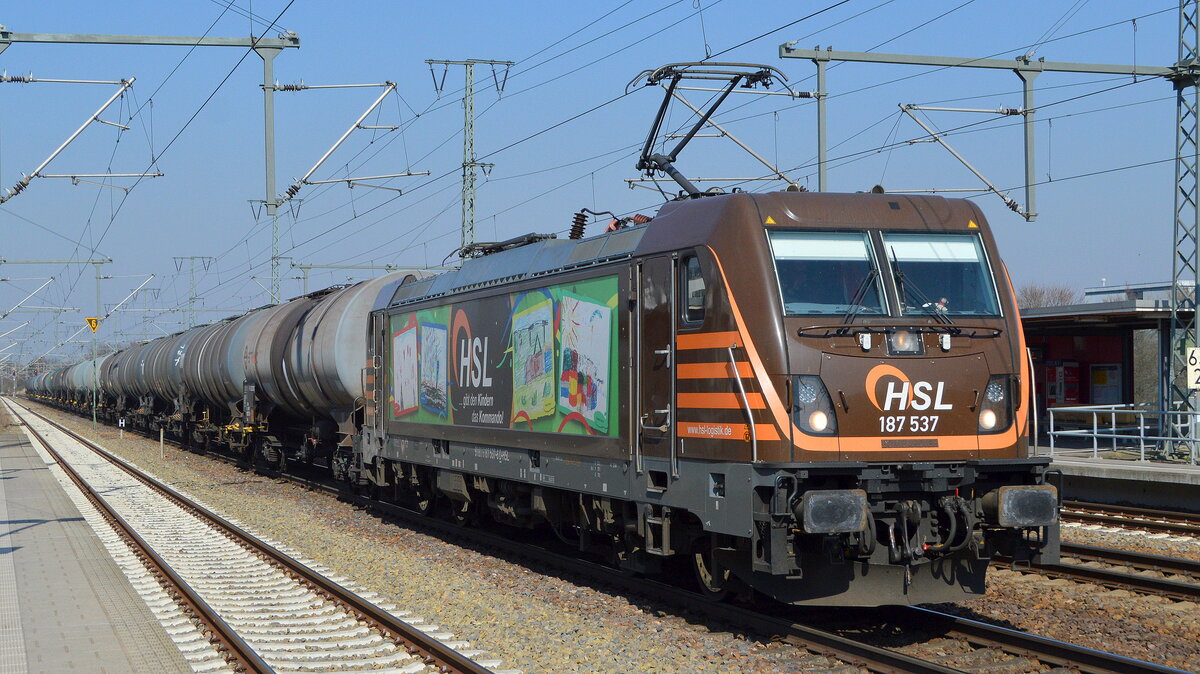 HSL Logistik GmbH, Hamburg [D] mit  187 537  [NVR-Nummer: 91 80 6187 537-6 D-HSL] und Kesselwagenzug (Dieselkraftstoff) am 23.03.22 Durchfahrt Bf. Golm.