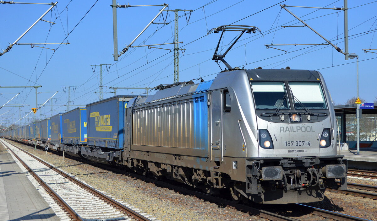 HSL Logistik GmbH, Hamburg [D]  mit der Railpool Lok  187 307-4  [NVR-Nummer: 91 80 6187 307-4 D-Rpool] und KLV-Zug am 24.03.22 Durchfahrt Bf. Golm.