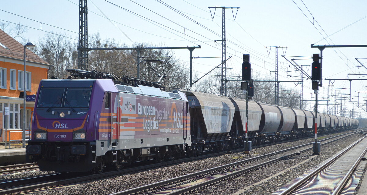 HSL Logistik GmbH, Hamburg [D] mit der Akiem Lok  186 383-6  [NVR-Nummer: 91 80 6186 383-6 D-AKIEM] und Getreidezug am 24.03.22 Durchfahrt Bf. Golm.