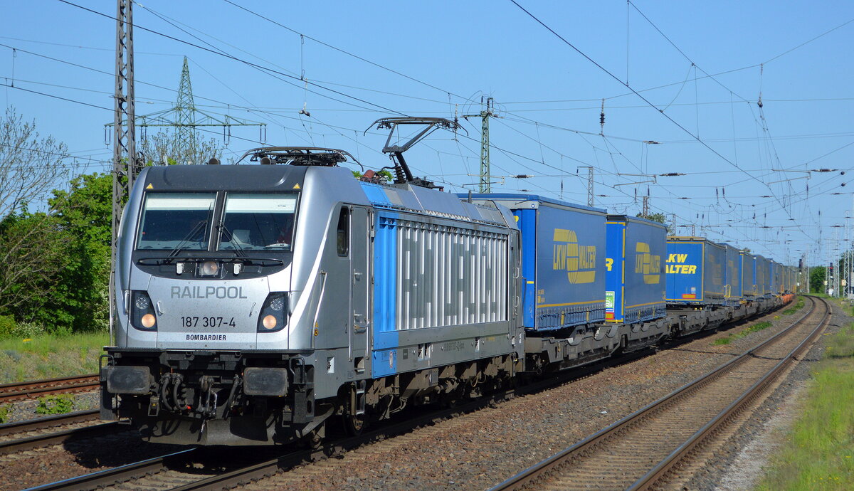HSL Logistik GmbH, Hamburg [D] mit der Railpool Lok  187 307-4  [NVR-Nummer: 91 80 6187 307-4 D-Rpool] und KLV-Zug am 09.05.22 Durchfahrt Bf. Saarmund.