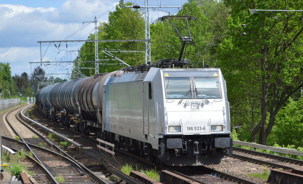 HSL Logistik GmbH, Hamburg [D] mit der Railpool Lok  186 533-6  [NVR-Nummer: 91 80 6186 533-6 D-RPOOL] und Kesselwagenzug am 12.05.22 Berlin Buch.